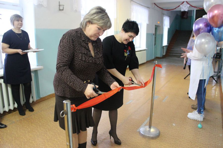 Торжественный момент перерезания ленточки. 