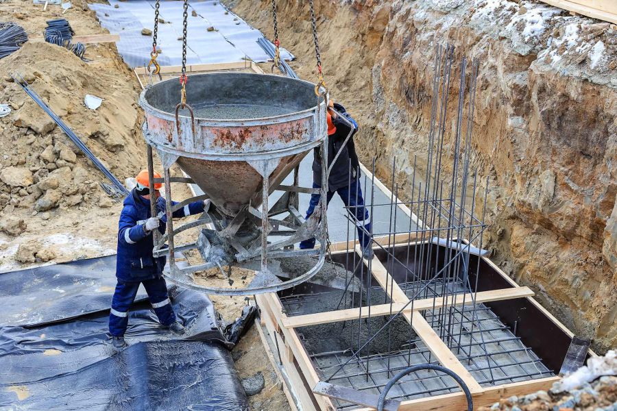 Начало строительства. Первая заливка. Заливка первого бетона аэс аккую фото президентов. Эпоксидная смола процесс заливки. Церемония первого бетона.