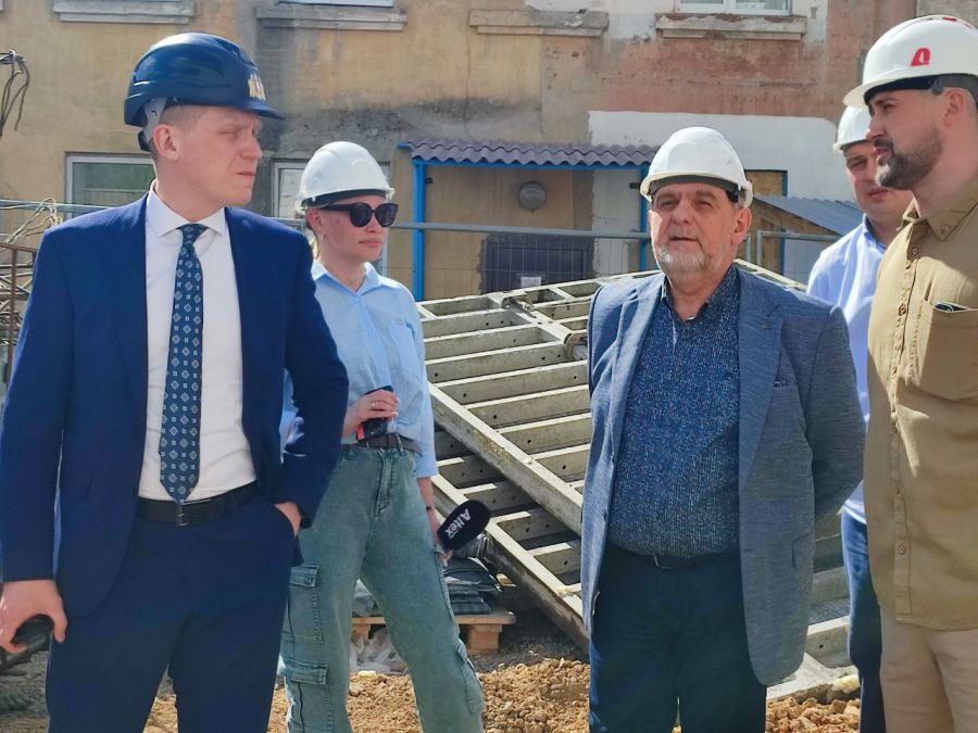 Контур здания поликлиники в Артёмовском строители закончат к началу осени