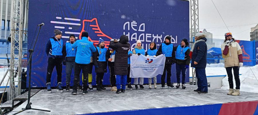 Икц первоуральск. Первоуральск каменск. Площадь ленинского комсомола каменск-уральский. Первоуральск шайба ночью. Ледовый городок первоуральск.